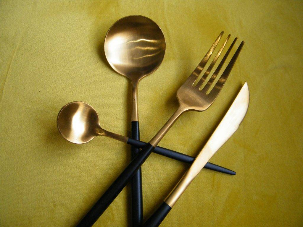 alquiler-cuberteria-oro-negro-eventos